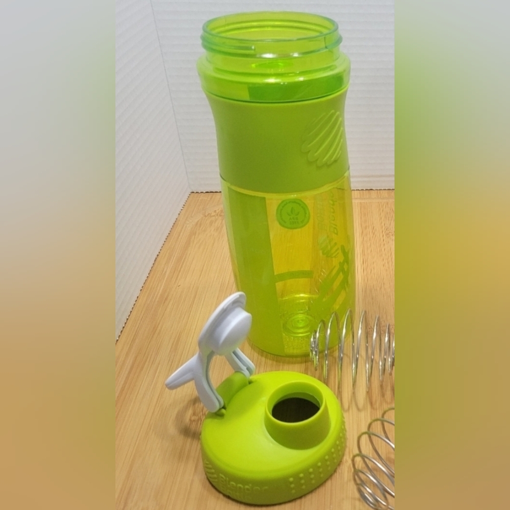 Sporty Blender Bottle Shaker Cup with wire shaker ball